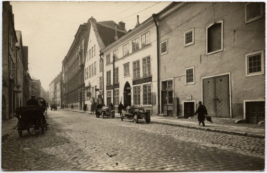Tallinn, Vene tänav, paremal pool majad nr. 13, 11, 9 jne.