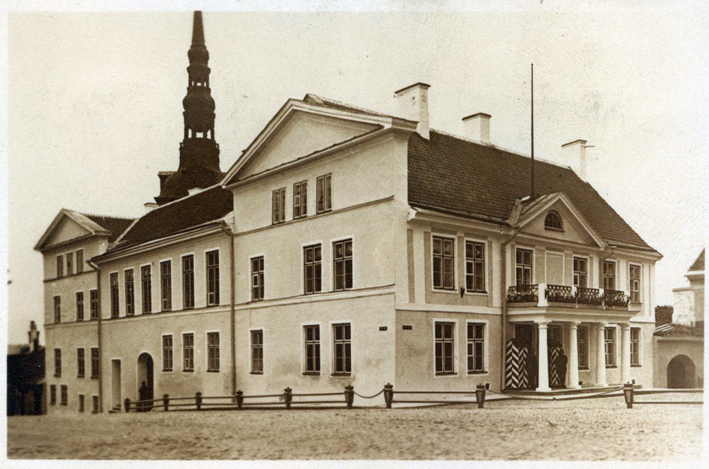 Tallinn, maja Lossi platsi ja Pika jala nurgal.