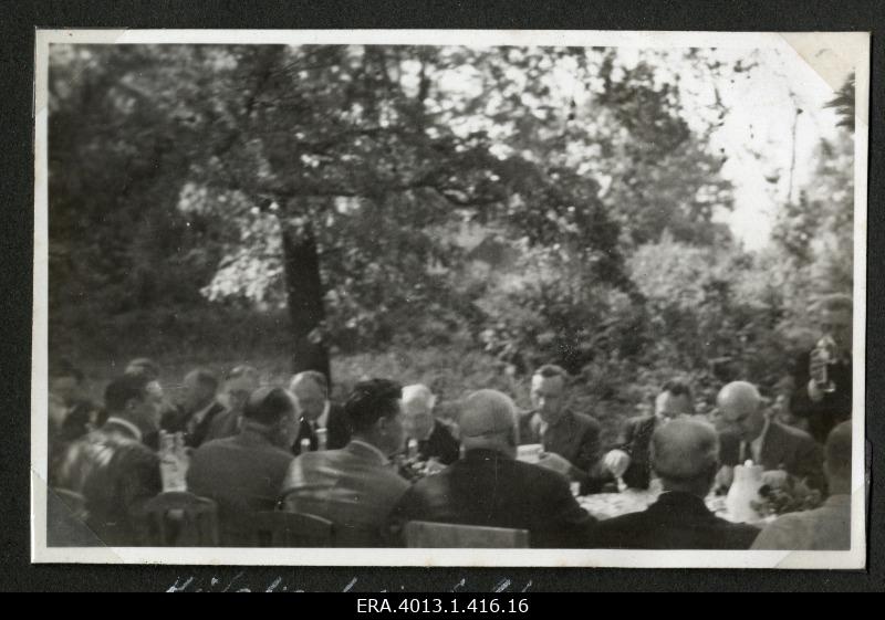 Kehra Tselluloosi tehase ehitust külastanud ametnikud einetamas Kehra mõisa pargis