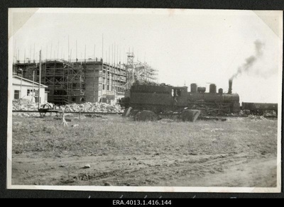 Vaade Kehra Tselluloosi tehase ehitusele, esiplaanil raudtee veduriga  duplicate photo
