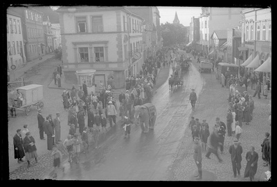 Rongkäik Tartus Promenaadi tänaval  similar photo