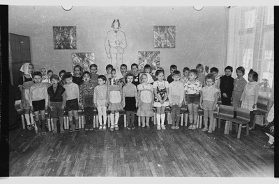 Lastepidu Kohtla-Järve Kalevipoja lasteaias; lapsed laulmas  similar photo