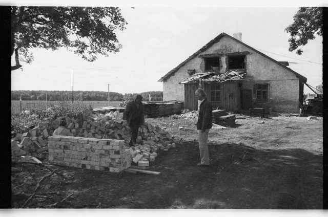 Ontika mõisa renoveerimistööd; vaade tellisehunnikule ja kõrvalhoonele