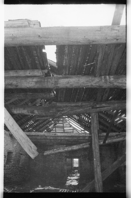 Ontika mõisa renoveerimistööd; sissevarisenud kõrtsikatus