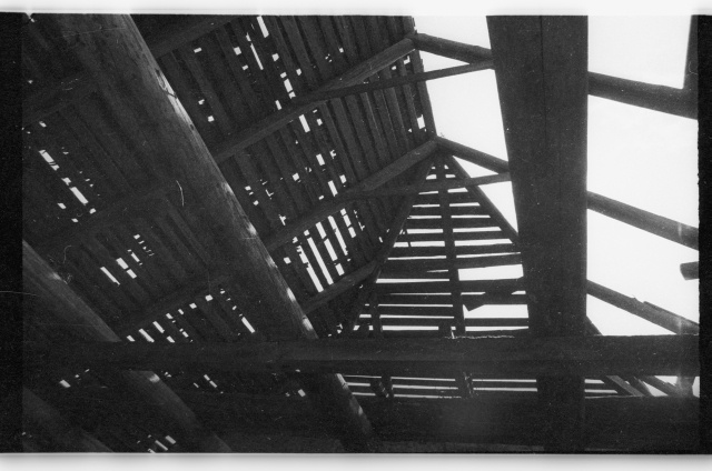 Ontika mõisa renoveerimistööd; sissevarisenud kõrtsikatus