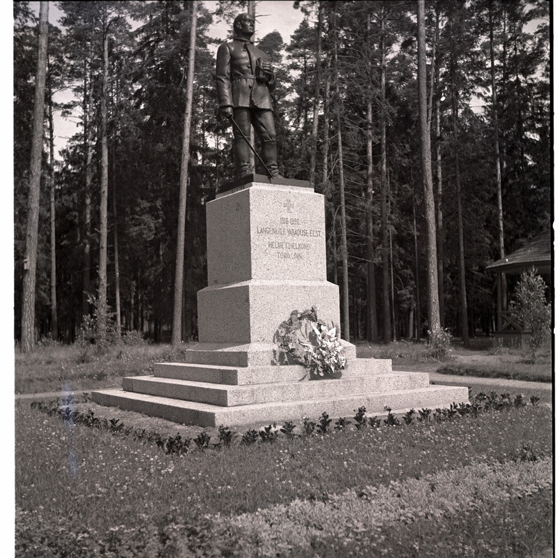 Tõrva Vabadussõja mälestussammas.