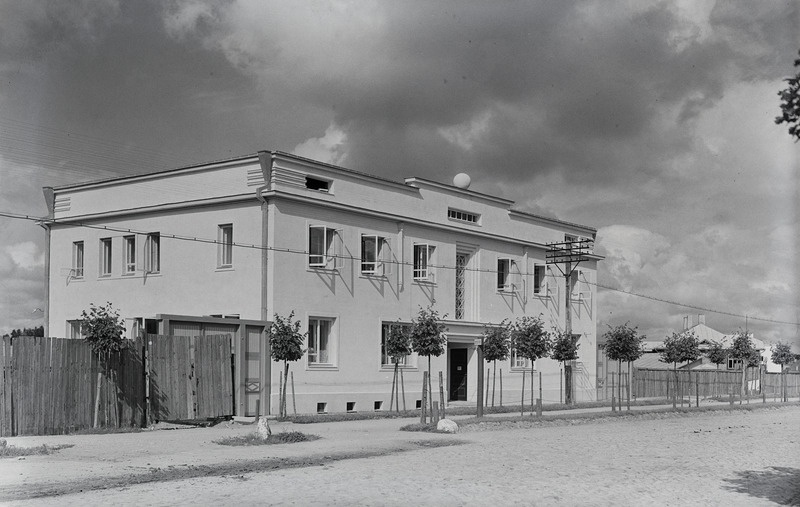 Tänava vaade: esiplaanil - suur hoone