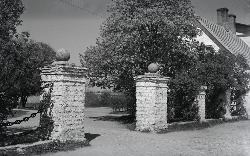 Tänava vaade: esiplaanil - väravad, paremal - maja