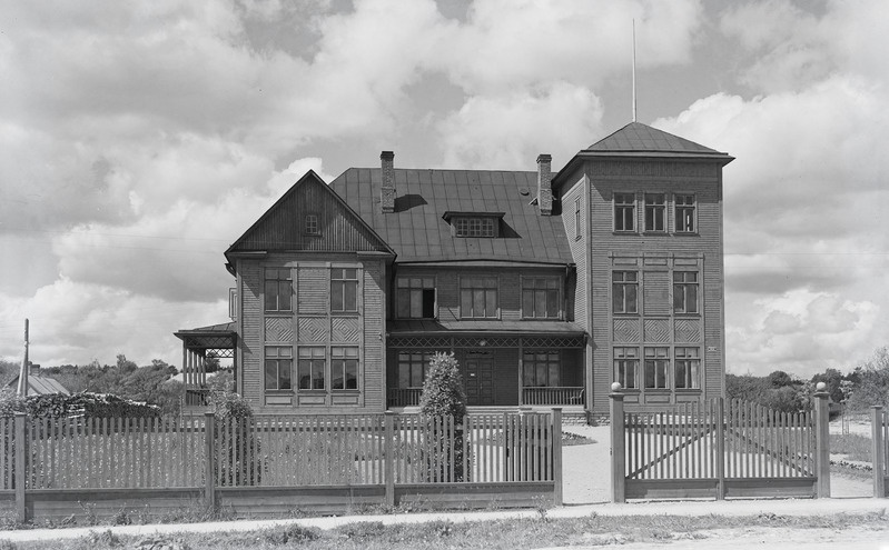 Tänava vaade: esiplaanil - maja