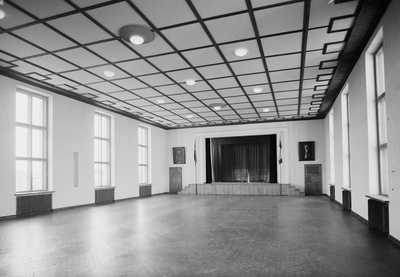 Tapa gümnaasiumi aula vaade: lavast vasakul ja paremal - portreed  similar photo
