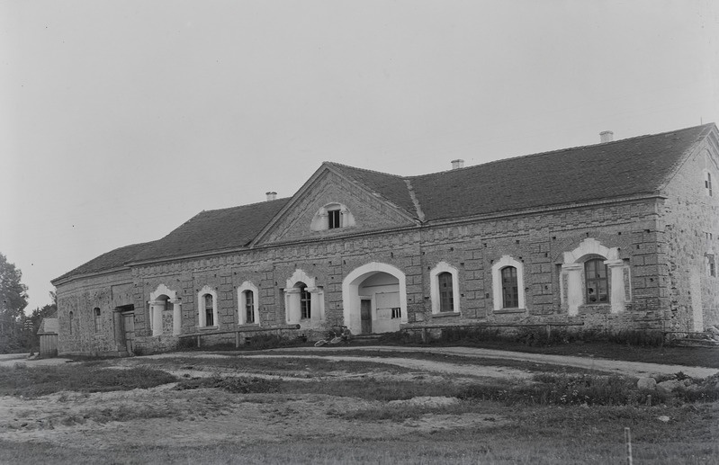 Tänava vaade: esiplaanil - suur maja