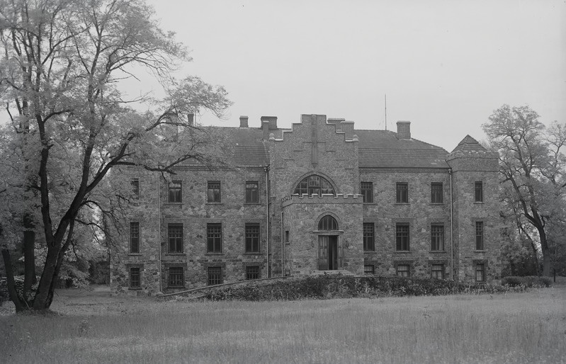 Mõisa vaade: keskel - mõis, vasakul ja paremal - puud