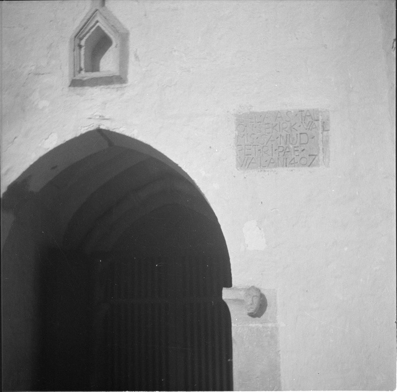 Karja kiriku raidkivi