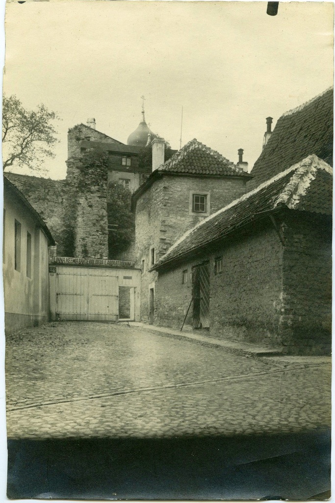 Tallinn, Rüütli tänav 20, taga Neitsitorn.