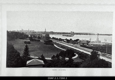 Vaade Tallinnale Lasnamäelt.
Kadriorus 20. sajandi alguses.  duplicate photo