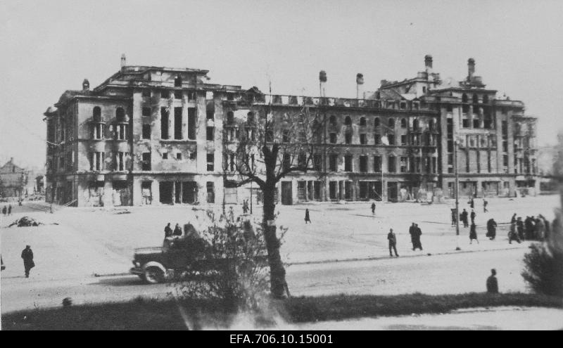 Sõjapurustused. Vaade Tallinnale pärast pommitamist Nõukogude Armee õhujõudude poolt 9.märtsil 1944 aastal. Rahvusooper "Estonia" varemed.