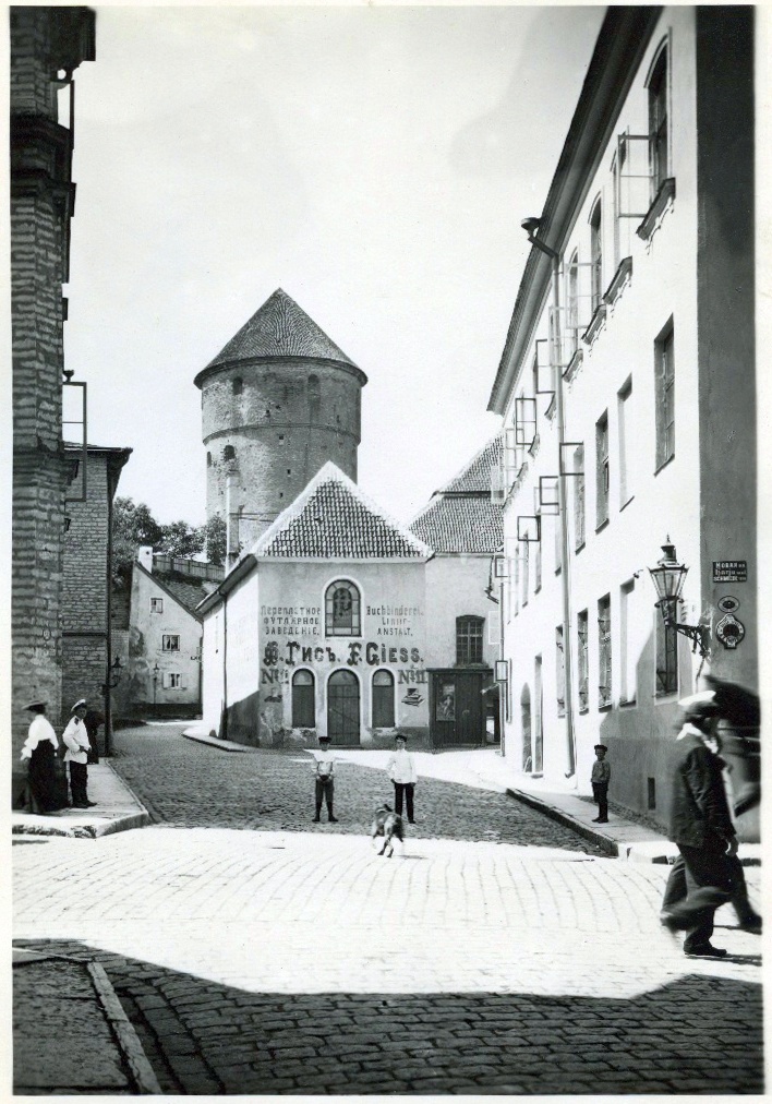 Tallinn, Harju ja Rüütli tänava nurk, taga Kiek-in-de-Kök.