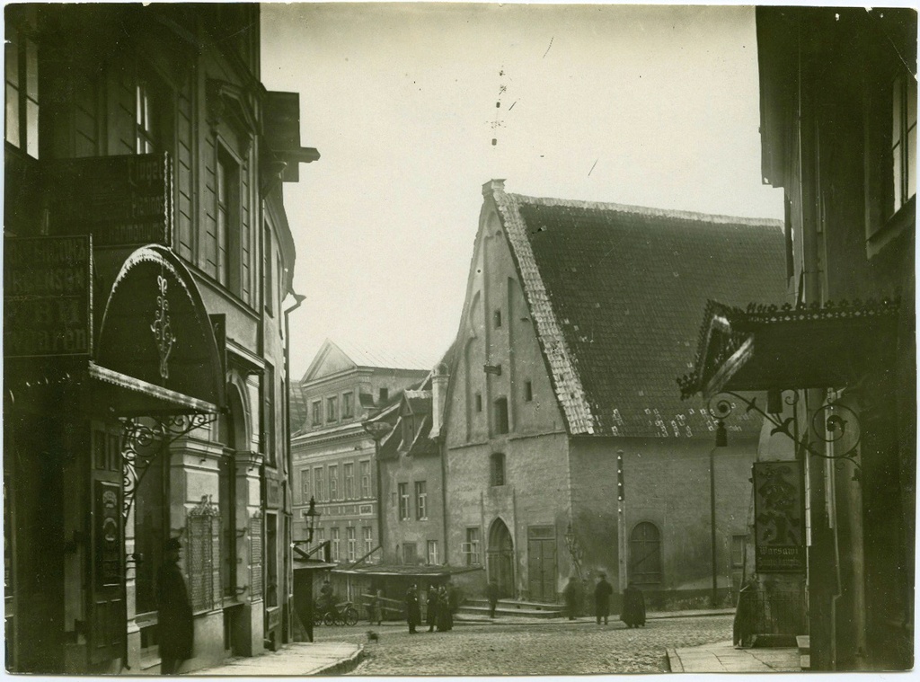 Tallinn, Vana turg, vaade Kuninga tänavalt Florelli majale.