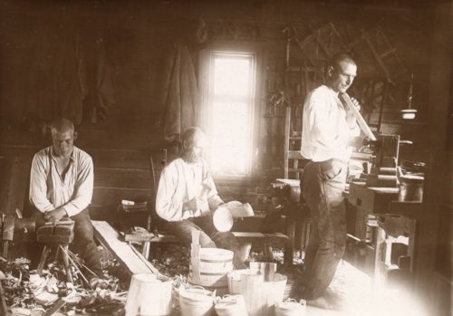 Karusoo küla Kopli talu. Puunõude ja toolide valmistamine.