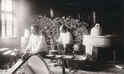 Kirbu küla Kopli talu. Puunõude valmistamine.