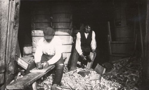 Maetsma küla Reiera talu. Puunõude valmistamine.