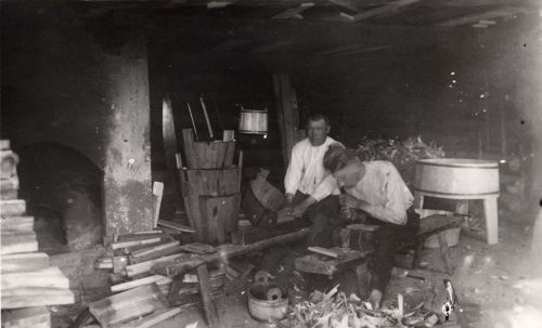 Mustametsa küla Silla talu. Puunõude valmistamine.