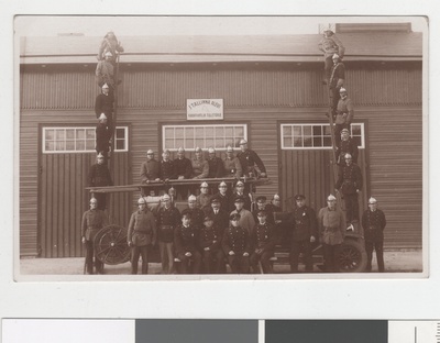 Group photo, Tallinna I Alevi VTÜ car station in the background of a depoo and fire extinguishing car. 1933. In Tallinn  similar photo