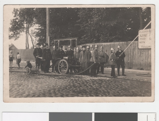 At Tallinn I Alevi VTÜ's classes with motor spray in the gates of the manor of Pärnu mnt Stokman (Kasetohu manor). Drivers of the Bear and Maasikas in 1933. In Tallinn