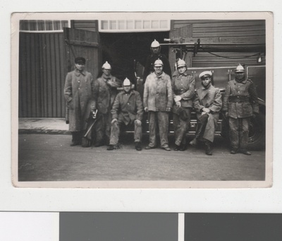 Group photo, Tallinn I Alevi VTÜ members in front of the car at Pärnu mnt 120 stores fire at the Pärnu mnt. 1933.  similar photo