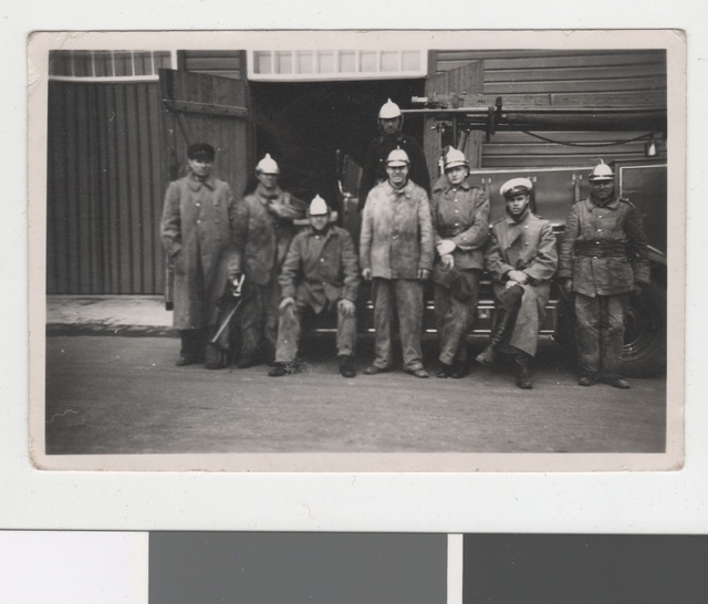 Group photo, Tallinn I Alevi VTÜ members in front of the car at Pärnu mnt 120 stores fire at the Pärnu mnt. 1933.