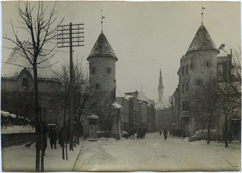 Tallinn, Viru tänav, esiplaanil Viru värav, taga Raekoja torn.