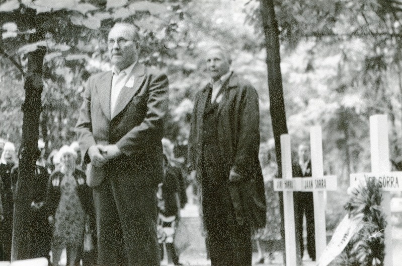 Vahi Põllumajanduskoolide kauaaegse juhataja Mart Sõrra haual Raadi kalmistul esineb kooli vilistlane E.Kartau