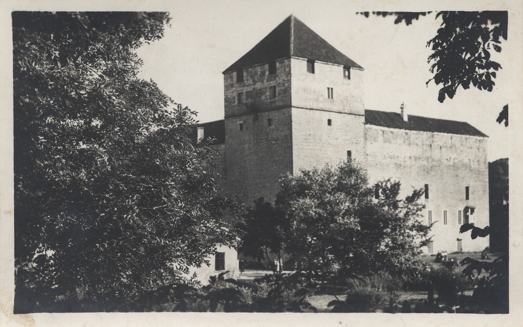 Estonian summer place Kuressaare : castle = das Schloss