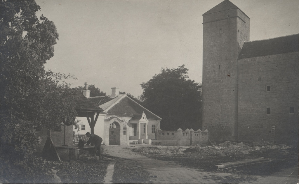 [kuressaare castle hoov]