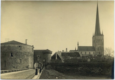 Tallinn, Suur Rannavärav ja Oleviste kirik, vaade põhja poolt.  duplicate photo