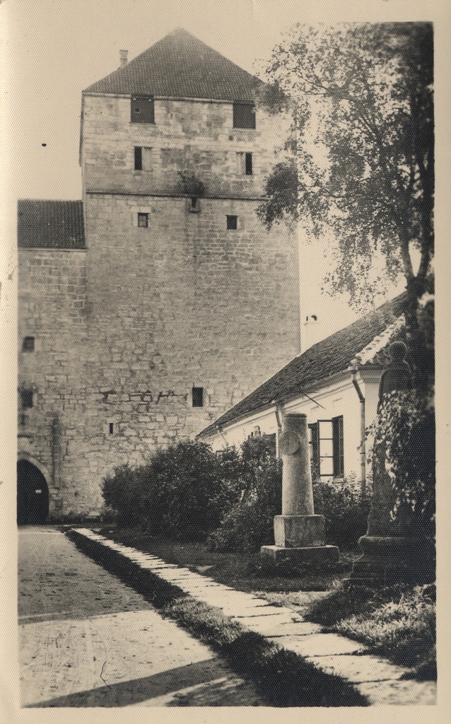 Estonian summer place Kuressaare : castle = das Schloss