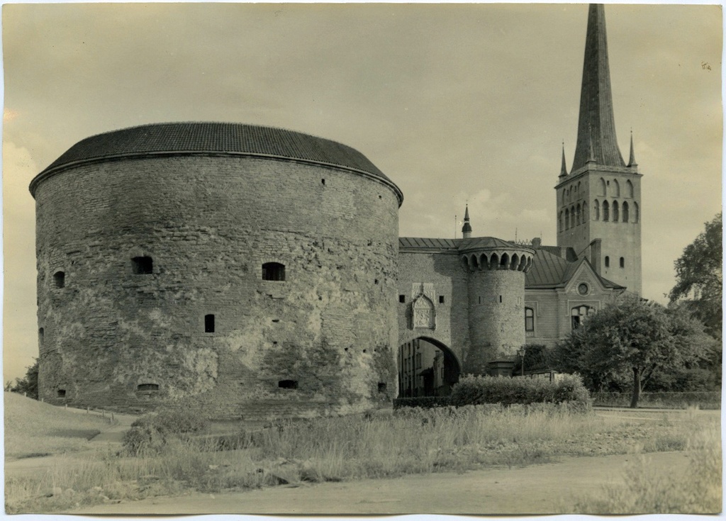 Tallinn, Suur Rannavärav ja Oleviste kirik, vaade põhja poolt.