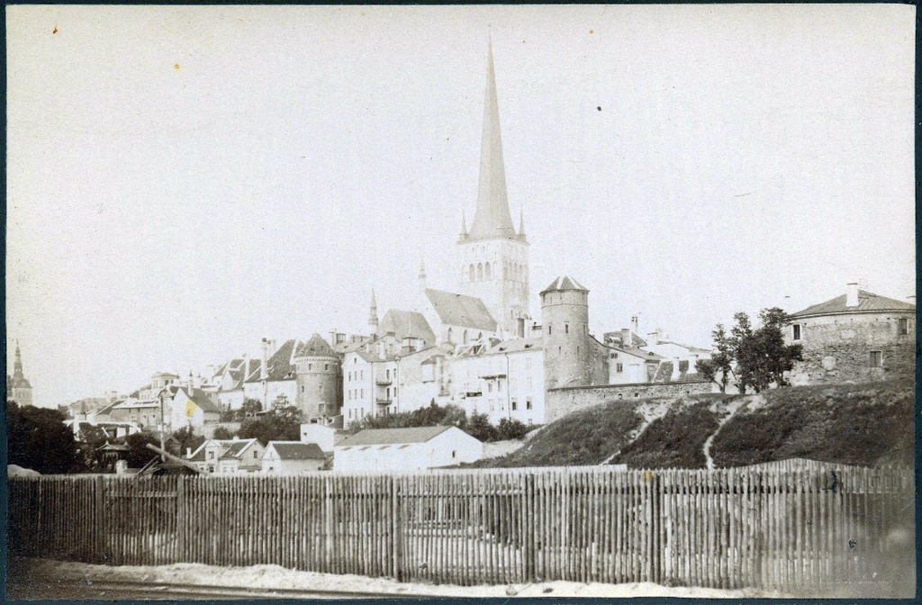 Tallinn, vaade kirde poolt, keskel Oleviste kirik.