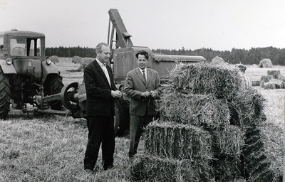 Viljakoristus Tooma Katsebaasis. Direktor, põllumajandusteaduste kandidaat T.Nõges ja peaagronoom A.Sildnik  similar photo