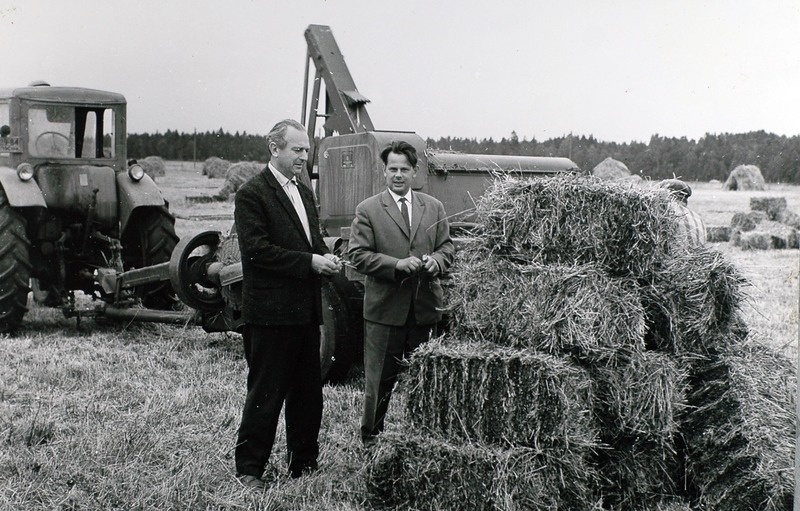 Viljakoristus Tooma Katsebaasis. Direktor, põllumajandusteaduste kandidaat T.Nõges ja peaagronoom A.Sildnik