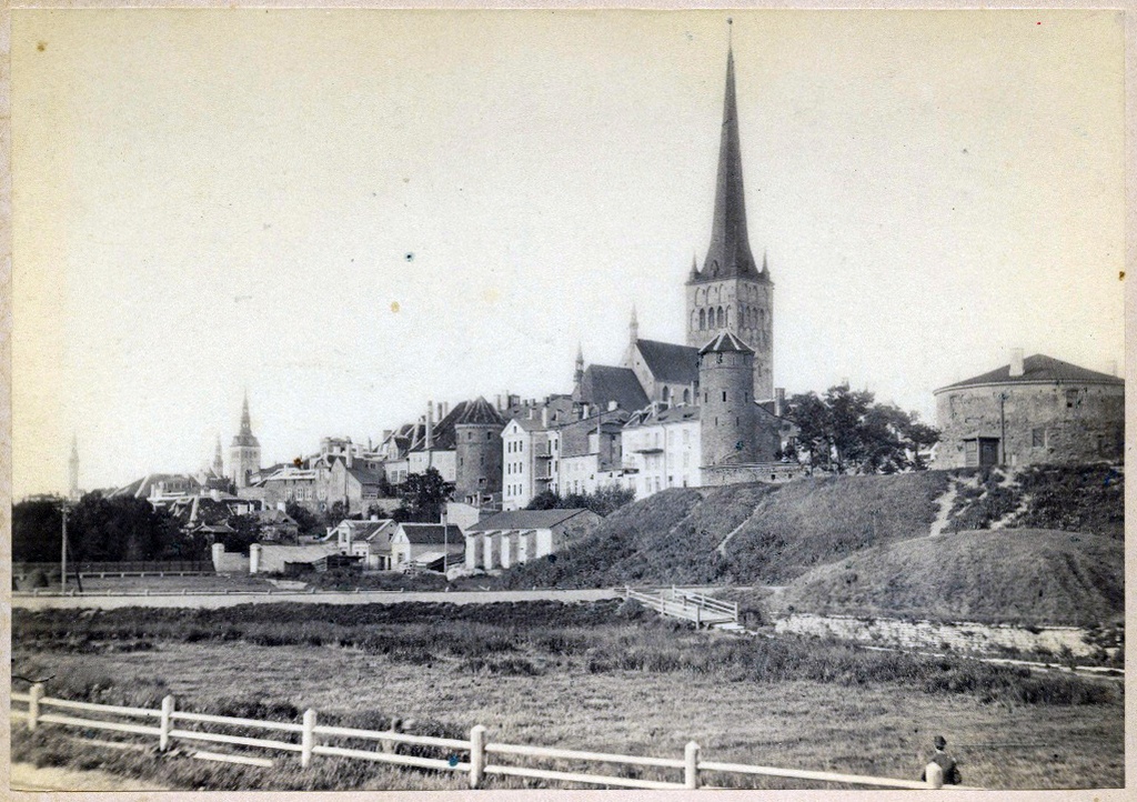 Tallinn, vaade kirde poolt, keskel Oleviste kirik.