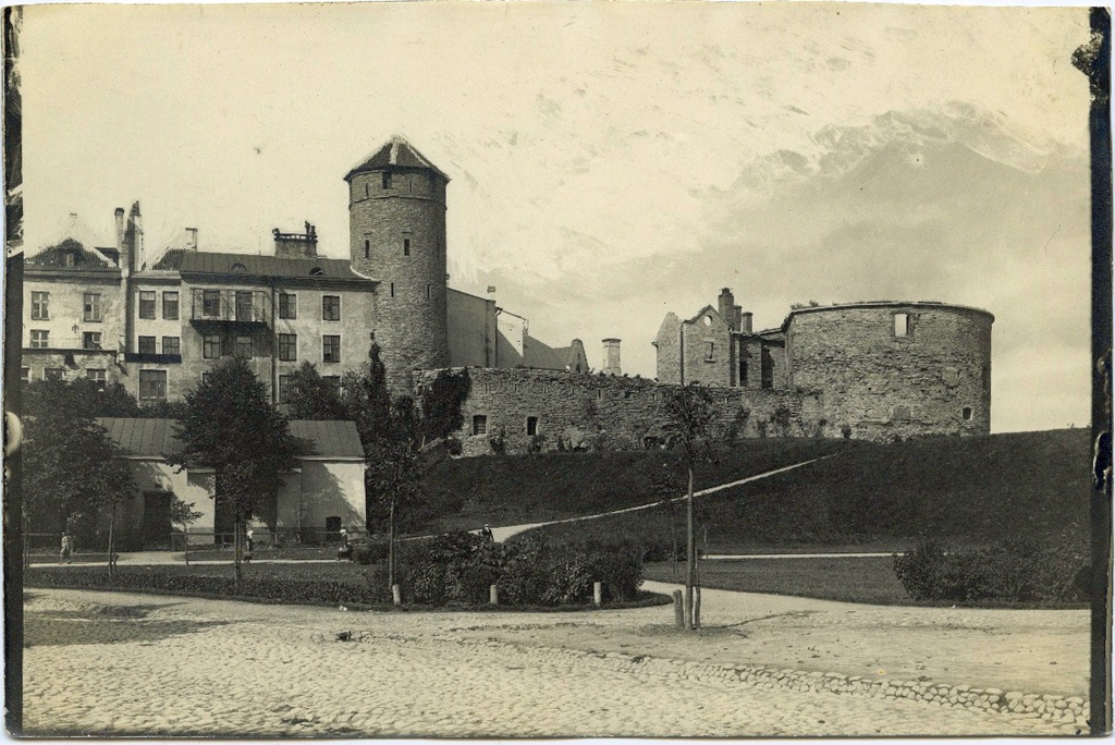 Tallinn, Stolting ja Paks Margareeta ida poolt, ees "Roosiaed".