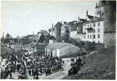 Tallinn, vanakraamiturg Väikese Rannavärava ees.  duplicate photo