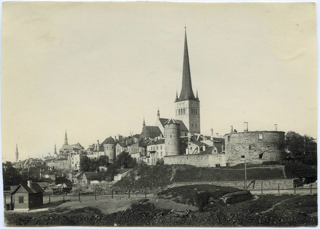 Tallinn, vaade kirde poolt, keskel Stolting, Oleviste kirik ja Paks Margareeta.