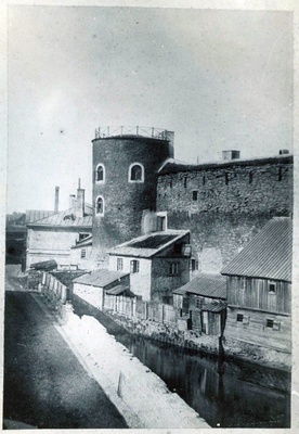 Tallinn, Valli tänav kanaliga, taga Hinke torn.  duplicate photo