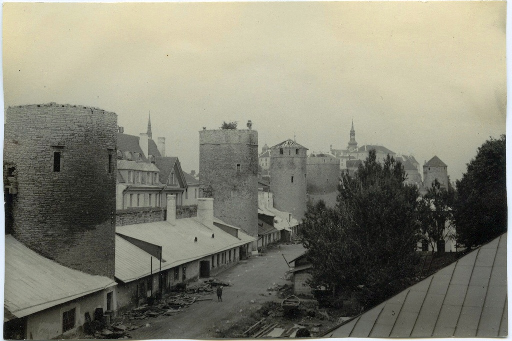 Tallinn, läänepoolne linnamüür tornidega.