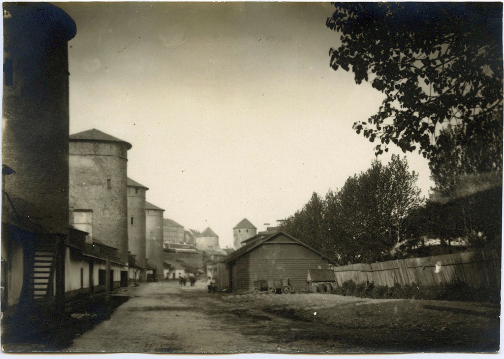 Tallinn, läänepoolne linnamüür tornidega.