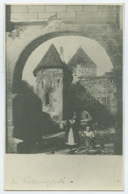 Schlichting, "Die Süsternpforte", Nunnegate, a woman in clothes with a child at the forefront.  duplicate photo