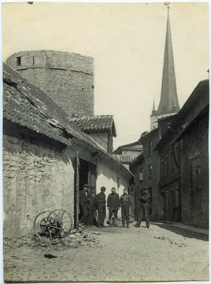 Tallinn, Laboratooriumi tänav, taga kindlustorn ja oleviste kiriku torn.  duplicate photo