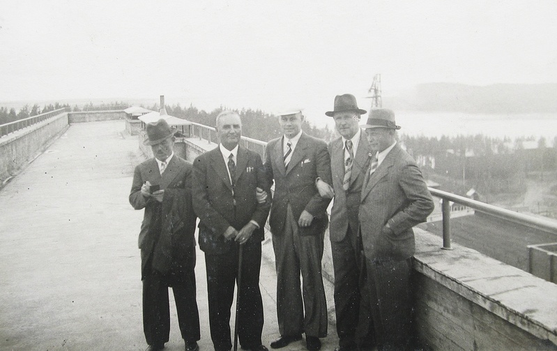 Ekskursiooni juhtkond jõujaama katusel